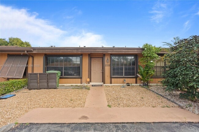 Building Photo - 2331 Dogwood Ct