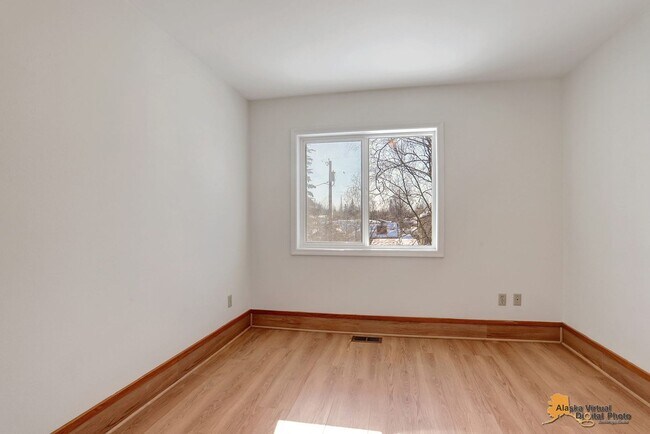 Building Photo - 2606 W 30th Ave