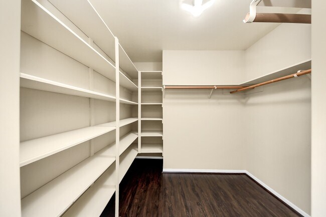 Building Photo - 5 Tiffany Square