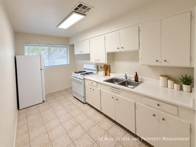 Building Photo - 10648 N 15th Ave