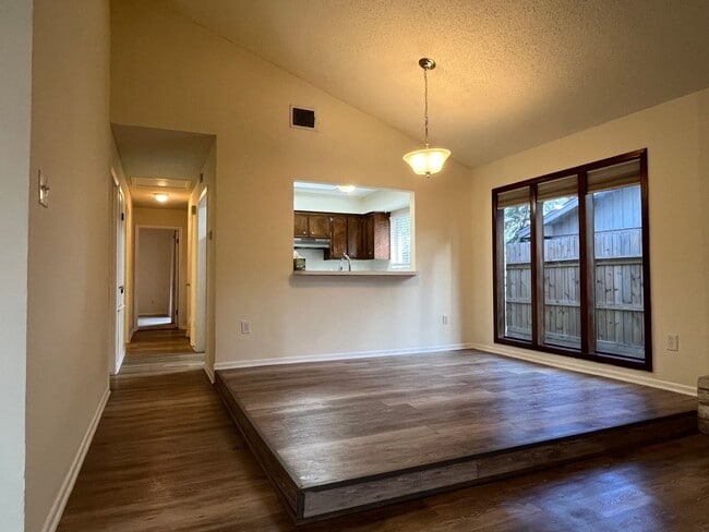 Building Photo - ONE STORY SOUTH SIDE DUPLEX!