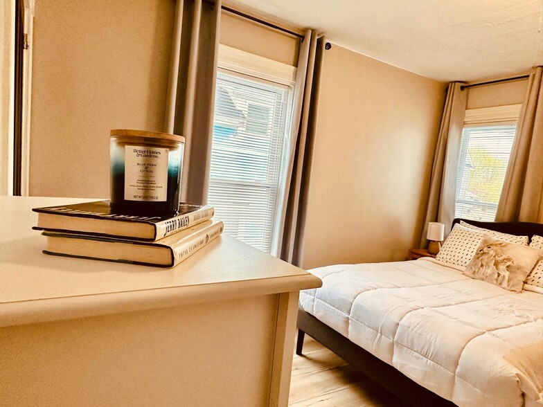 Building Photo - 46 Dillingham St