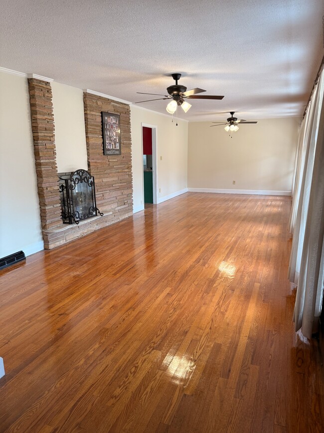 Building Photo - 104-1-501 N Main St