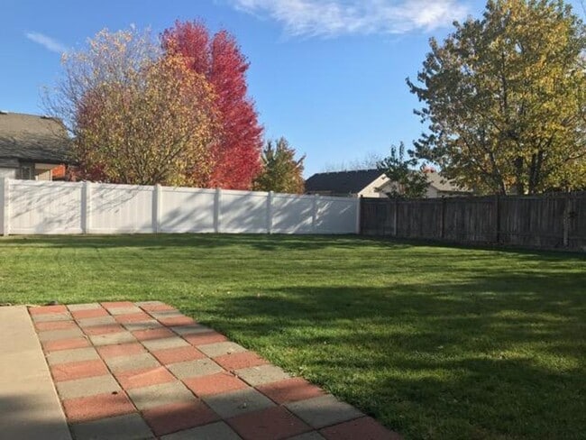 Building Photo - For Rent: 3 Bed, 2 Bath Home with Garage i...