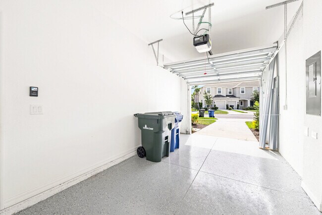 Building Photo - 3 Bedroom and 2.5 Bath Home in Skye Ranch ...