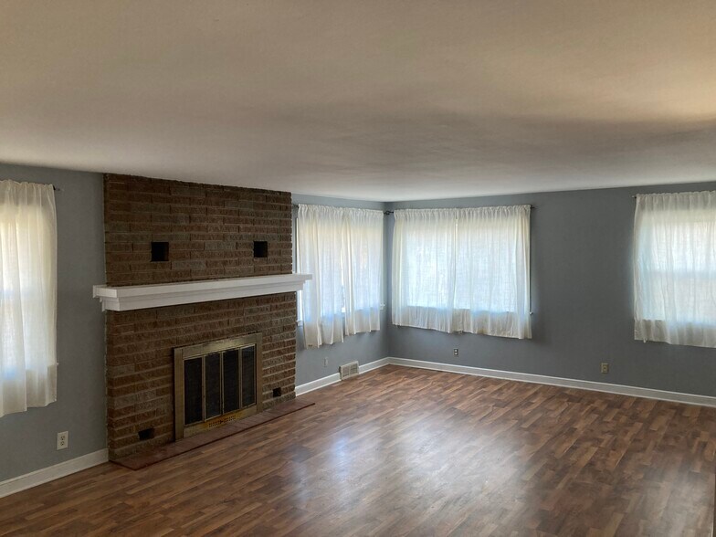 Building Photo - 4631 W Midland Dr