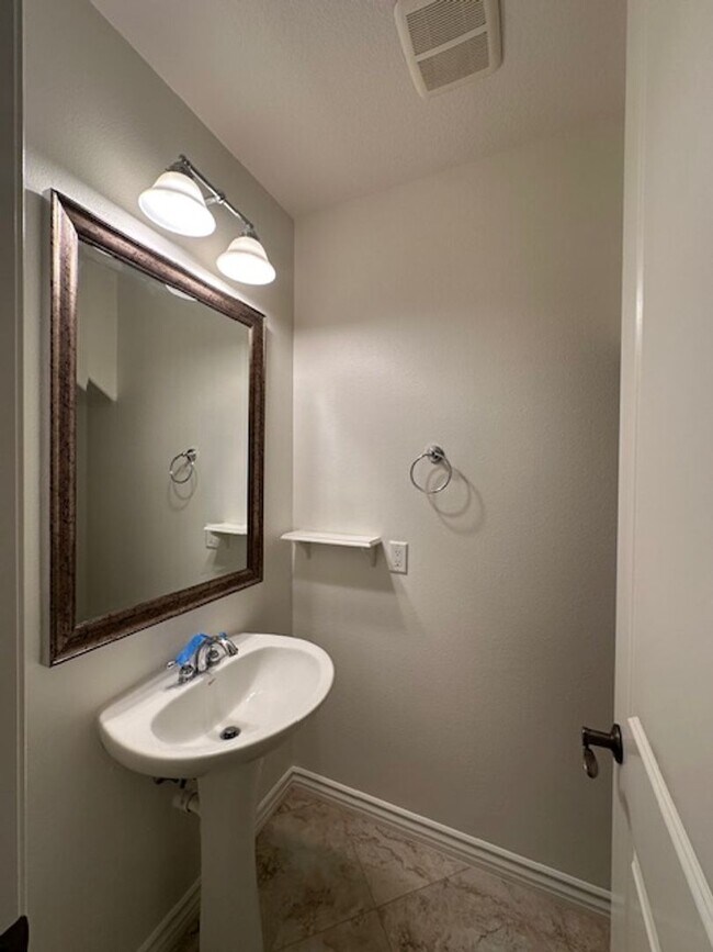 Building Photo - Stunning Executive home with loads of cust...