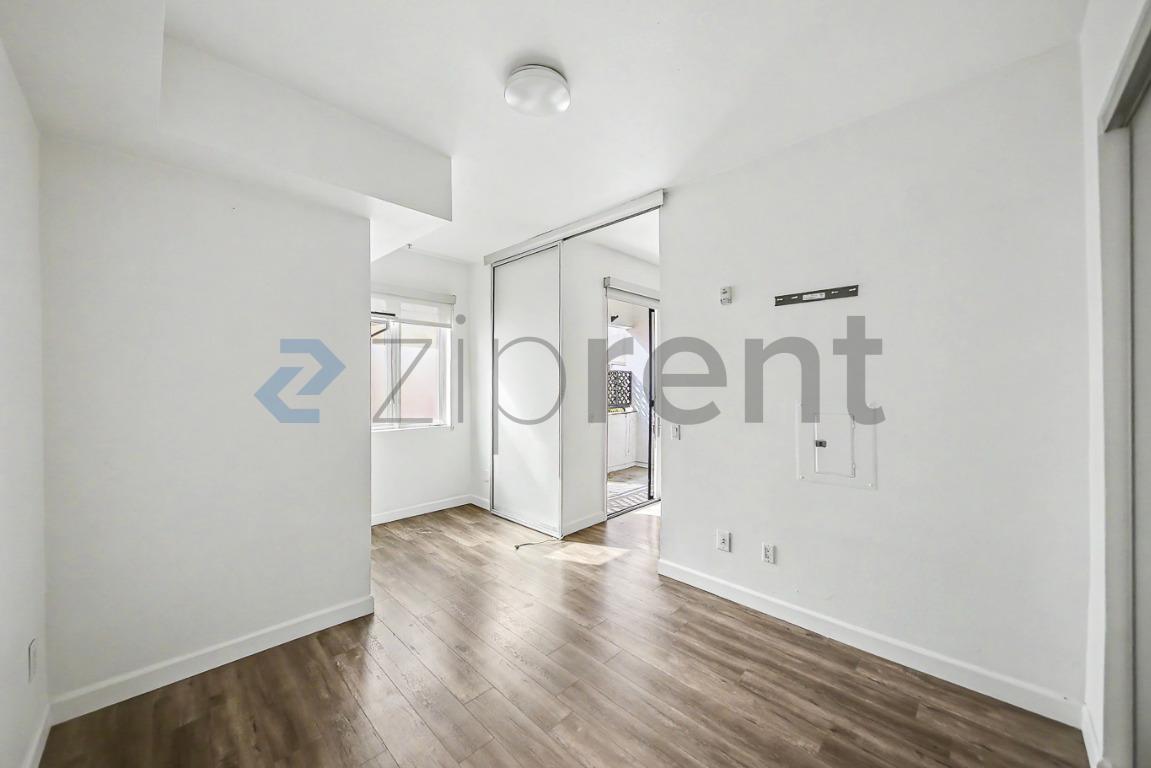 Building Photo - Unit #115