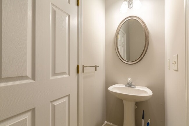 Building Photo - 4 Bedroom/2.5 Bath Townhouse!