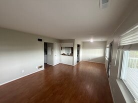 Building Photo - 2308 Gladstone Ave