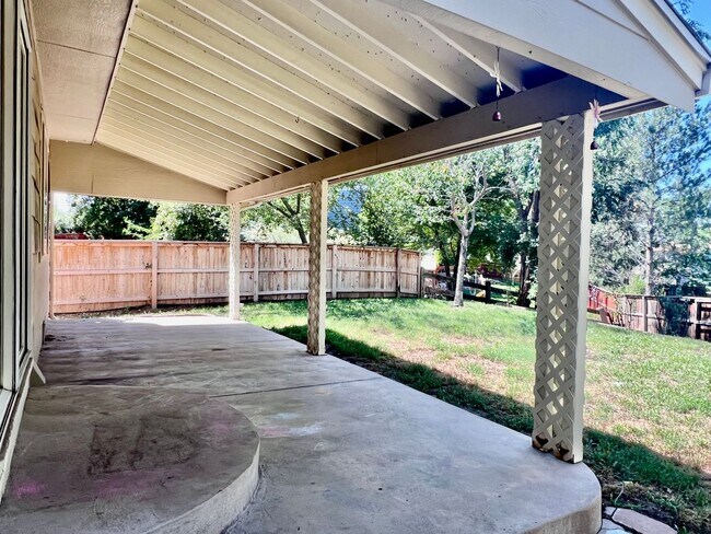Building Photo - Wonderful 5 Bed/4 Bath Home Located on Qui...