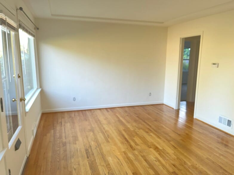 Living Room - 13-15 SW Bancroft St