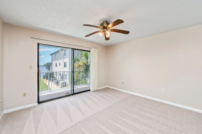 Building Photo - Waterfront Condo!