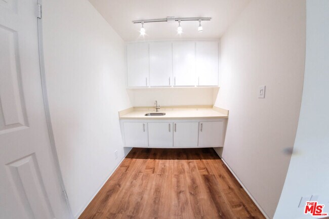 Building Photo - 7758 W 91st St