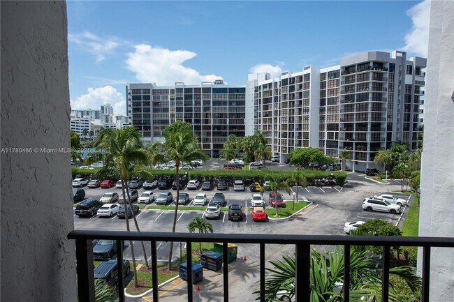 Building Photo - 800 Parkview Dr