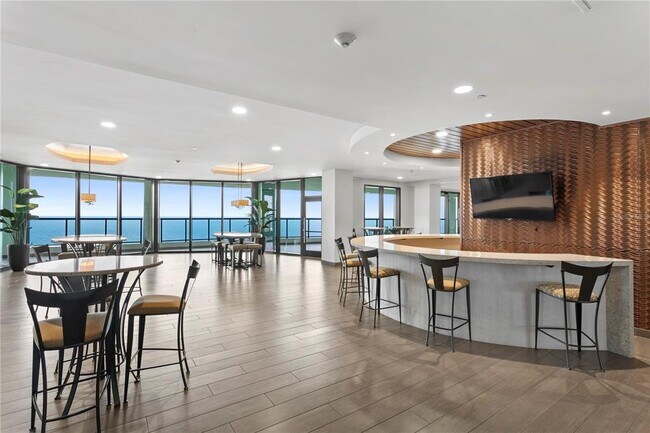 Building Photo - 1 Beach Dr SE