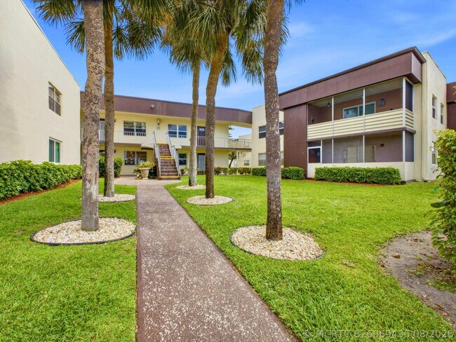 Building Photo - 755 Normandy Ln