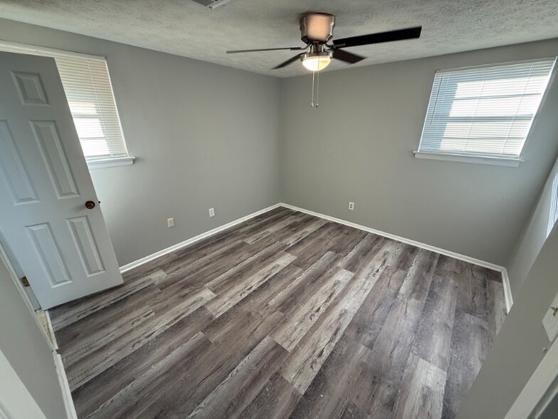 Building Photo - 106 White Oak Dr