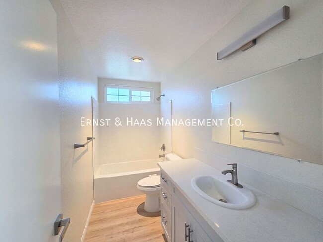 Building Photo - 1219 E Jay St