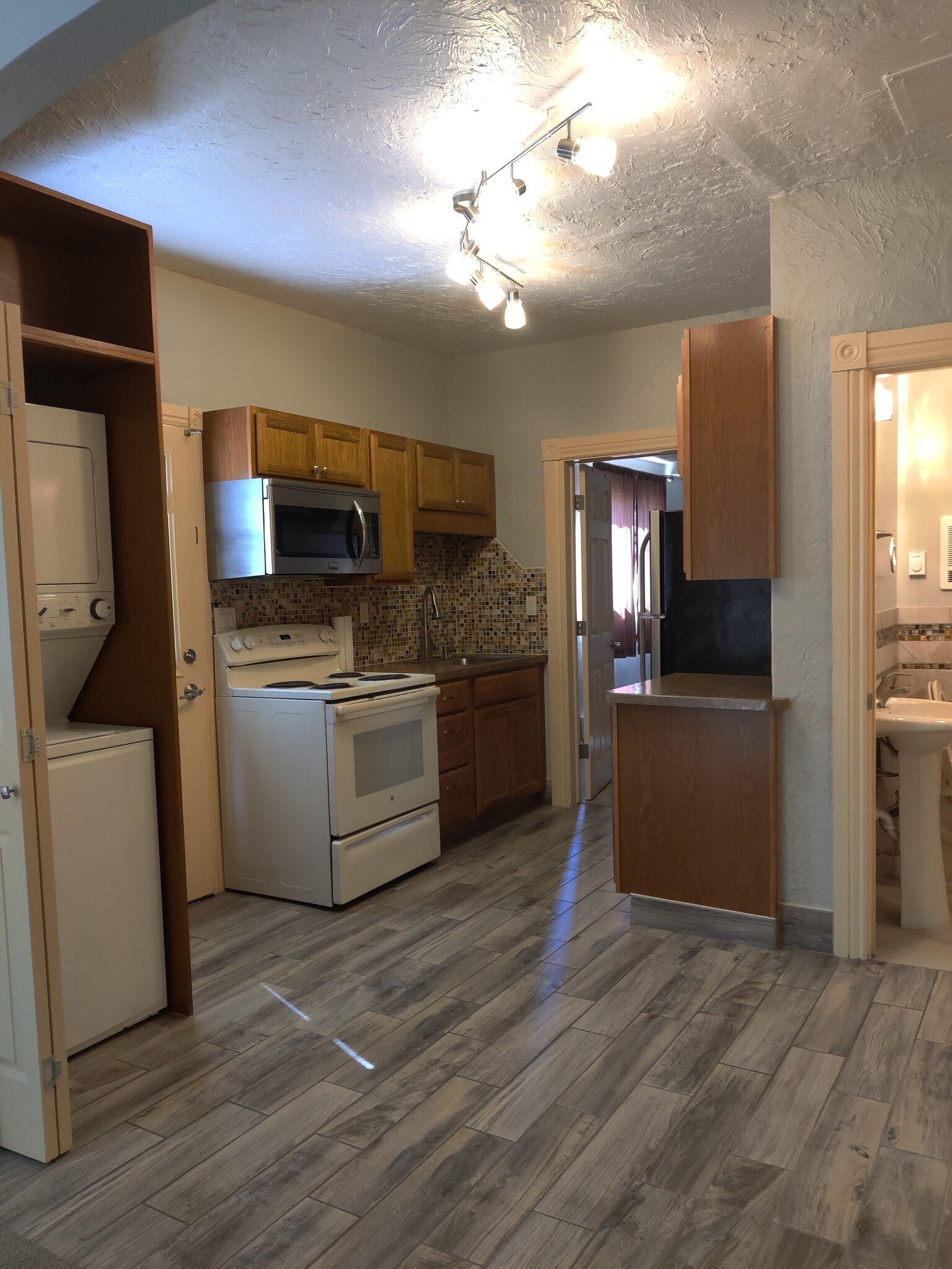 Kitchen & Washer & Dryer - 1549 Idaho Ave