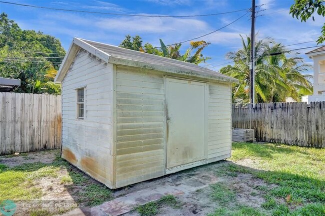 Building Photo - 807 SW 18th St