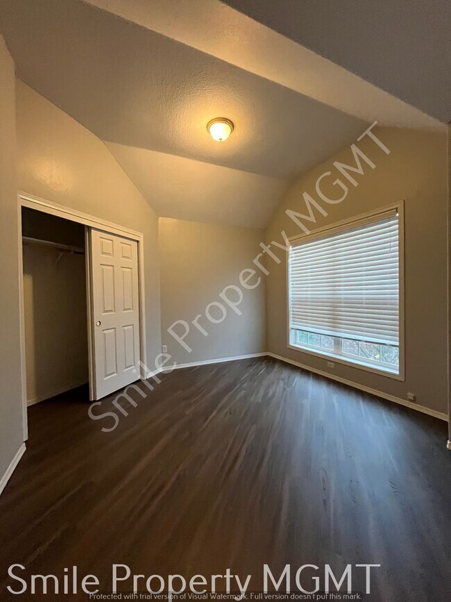 Building Photo - single house