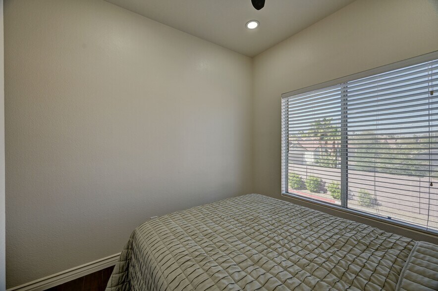 Building Photo - 251 S Green Valley Pky