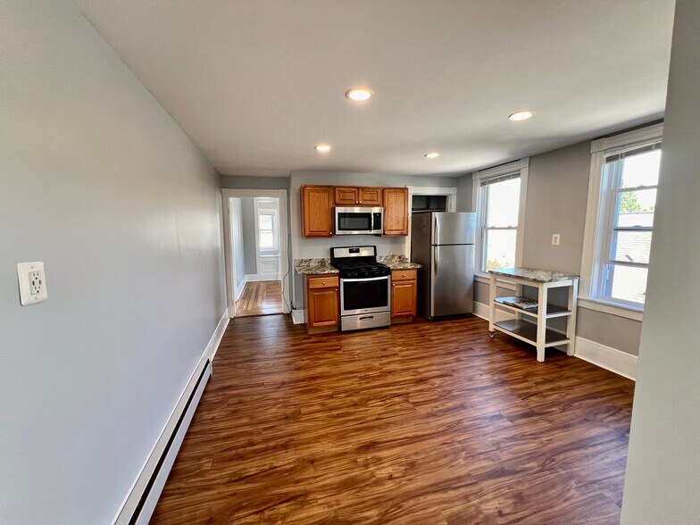 Building Photo - 31 Holman St