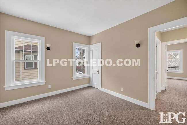 Building Photo - 4136 N Lockwood Ave