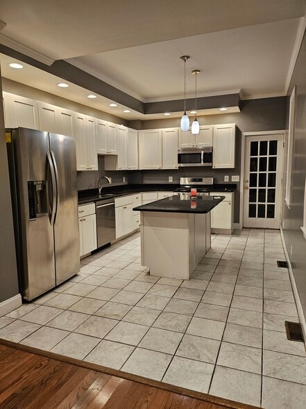 Building Photo - 908 S Hanover St