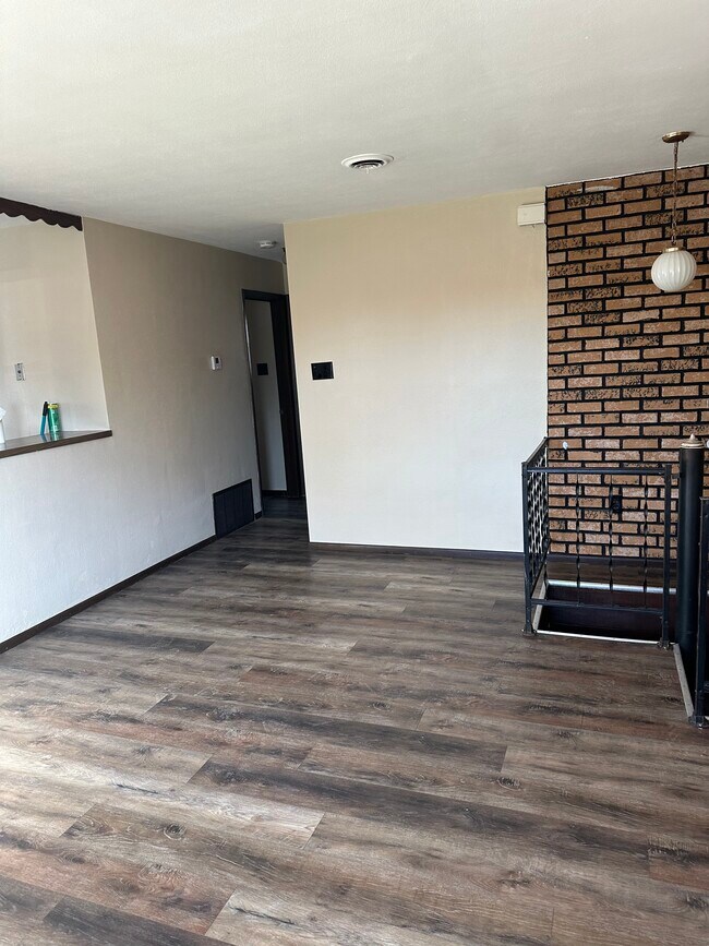 Building Photo - 10 Birch Dr