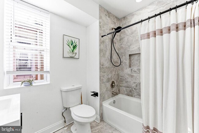 Building Photo - 737 Dolphin St