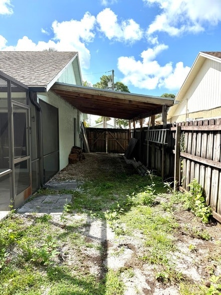 Building Photo - 409 SE Voltair Terrace