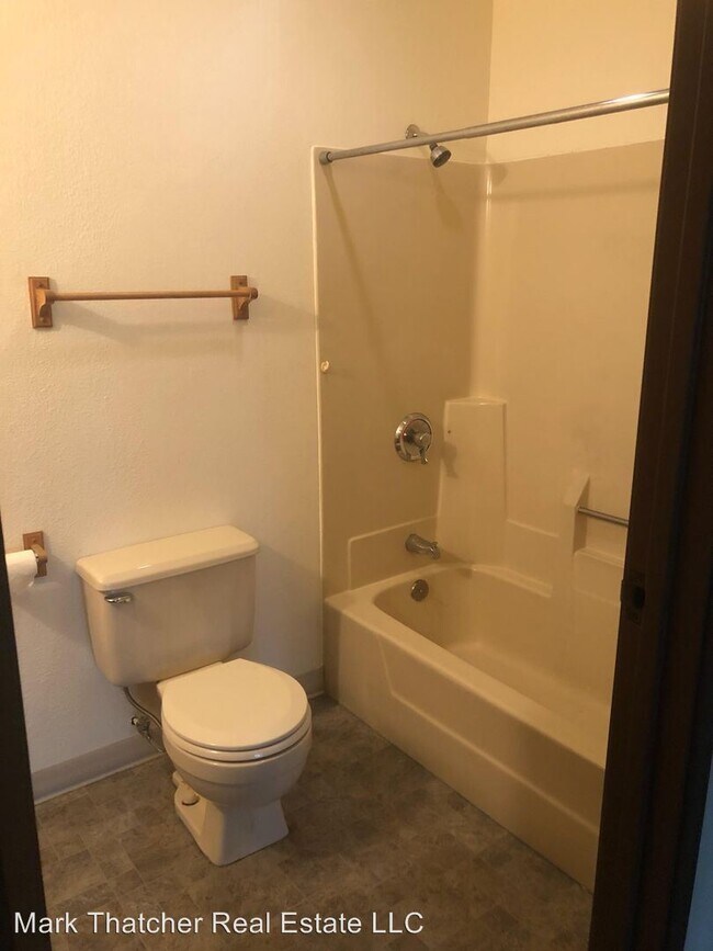 Building Photo - 261-271 Oakwood Ave