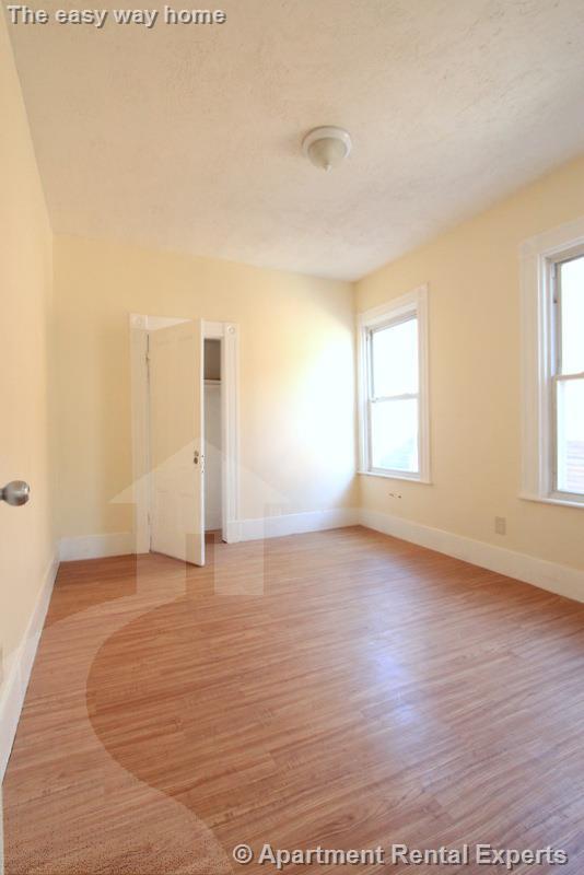 Building Photo - 569 Main St