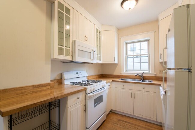 Building Photo - 51 Kingston Ave