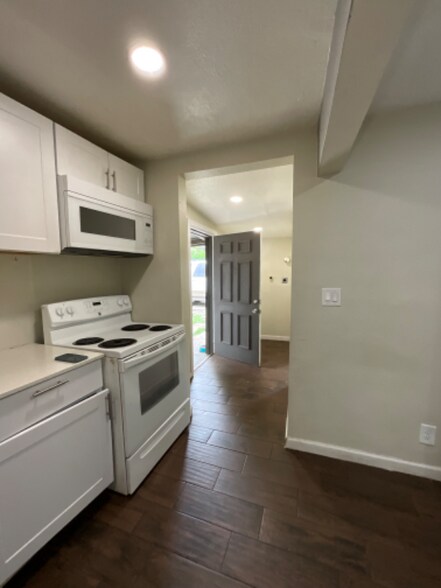 Building Photo - 2533 W Southcross Blvd