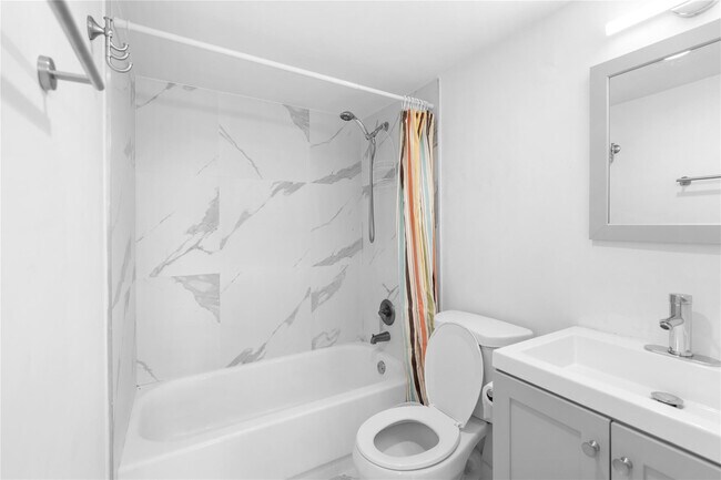 Building Photo - 4164 Inverrary Dr