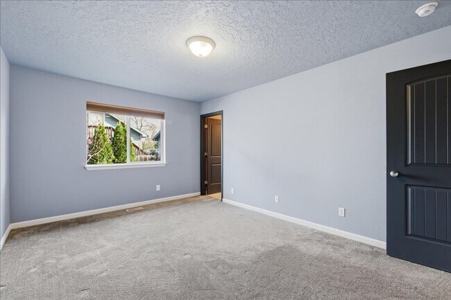 Building Photo - 3 Bedroom, 2 Bath, with 2 Car Garage Located on the Central Bench Rim