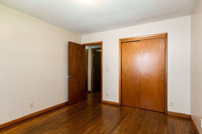 Building Photo - #6 Bedroom House with Awesome Yard Plus Ga...