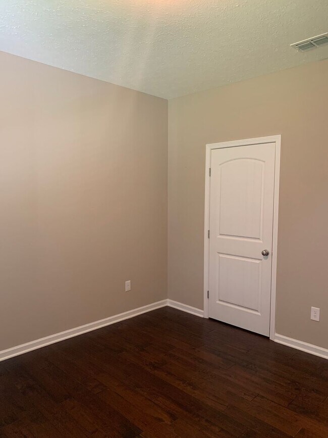 Building Photo - Modern comfort and privacy in the heart of...