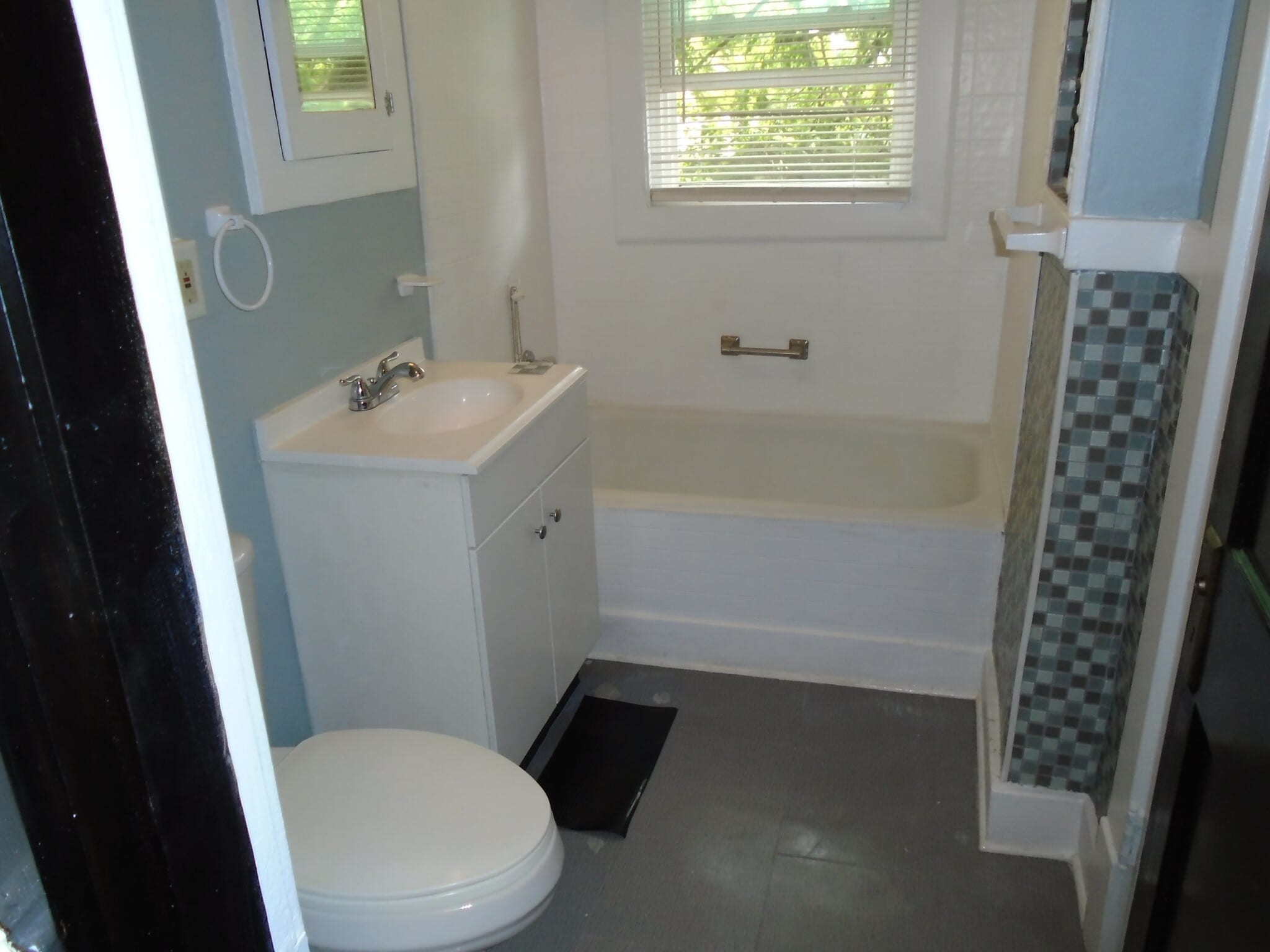 Tiled bathroom - 100 N. 33rd St., Apt 3