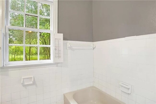 Building Photo - Newly Remodeled 2 Bedroom | 1 Bathroom