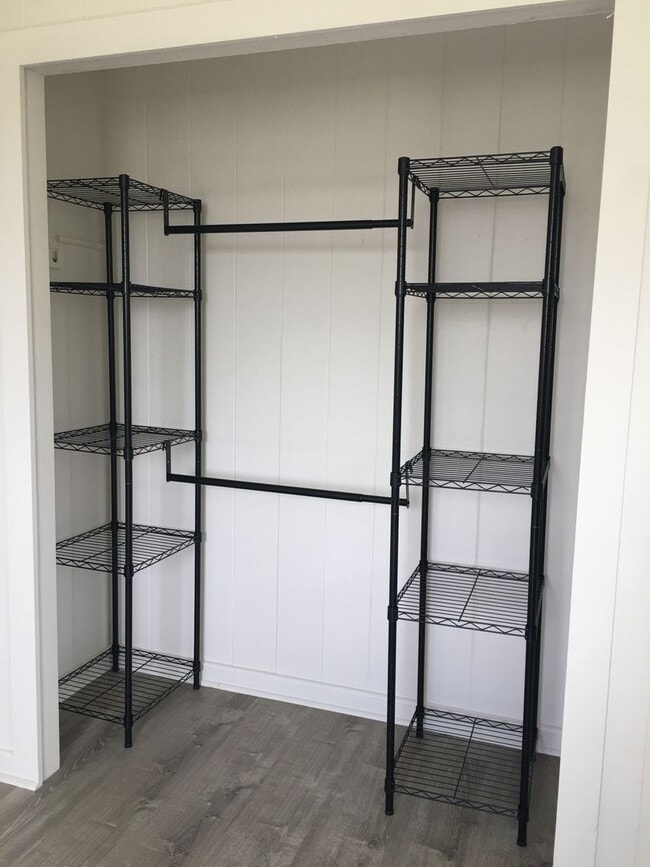 Building Photo - Conveniently Located 2BR/1BA Home - Near Keaau Shopping Center