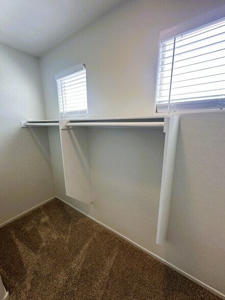 Building Photo - 2664 Strichen Ave