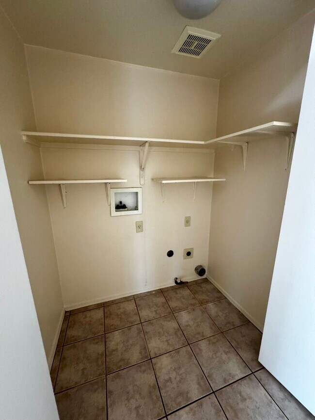 Building Photo - House For Rent