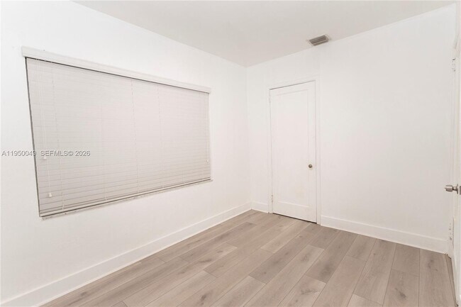 Building Photo - 111 SW 31st Ct