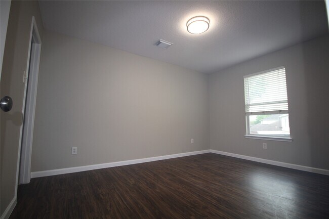 Building Photo - 16730 Town Glade Dr