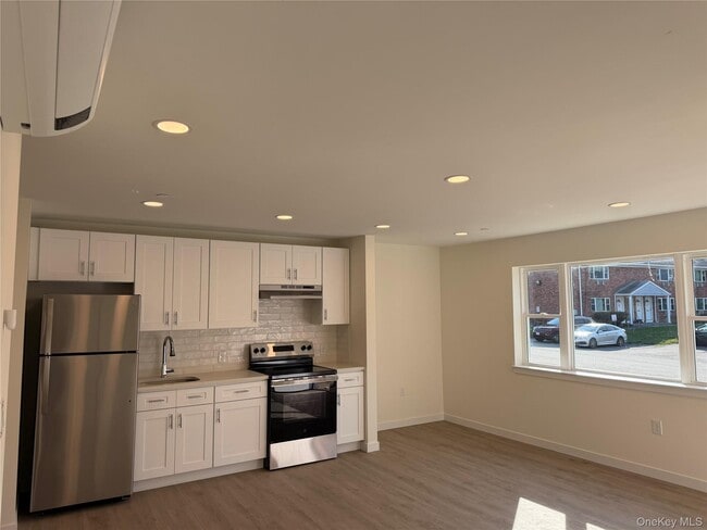 Building Photo - 5 Colonial Dr