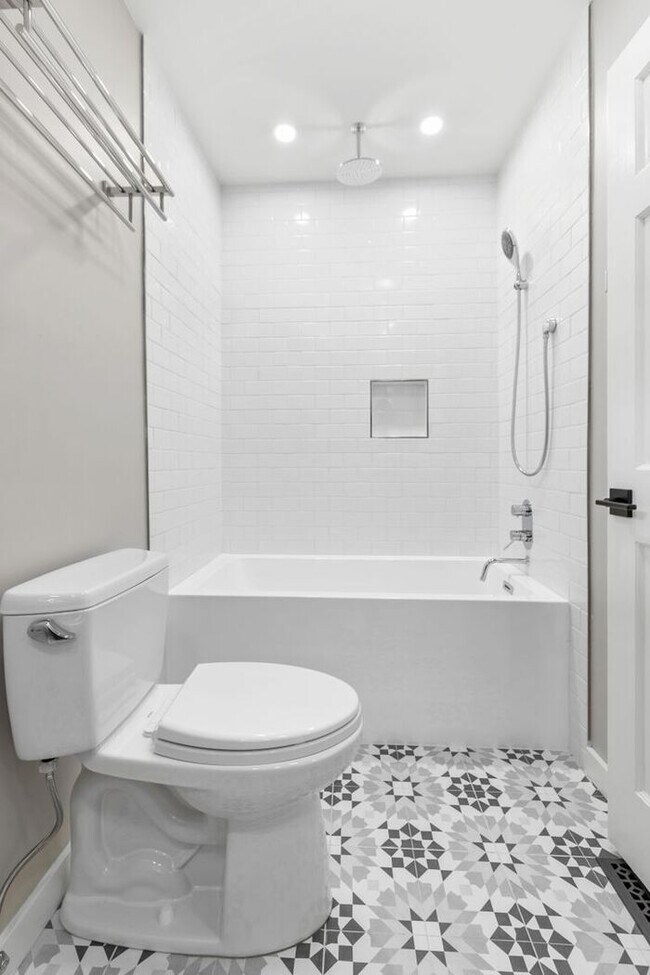 Building Photo - Sunny Air Conditioned Mercer Island Charmer!